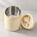 Intérieur de la lunch box électrique chauffante : cuve inox 304 et cuillère rangée dans le couvercle