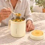 Homme mangeant une soupe chaude dans sa lunch box électrique chauffante USB-C