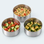 Lunch box inox grande capacité ouverte avec un repas réparti dans les étages