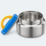 Mini pot isotherme inox ouvert, couvercle bleu à poignée jaune posé contre la cuve