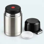 Pot isotherme inox argent avec son couvercle extérieur noir à valve rouge et son couvercle intérieur blanc
