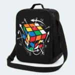 Sac isotherme enfant noir motif Flèches, cube coloré entouré de flèches blanches, avec bandoulière