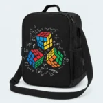 Sac isotherme enfant noir motif Trio de cubes, trois cubes colorés sur fond de formules