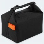 Sac isotherme noir avec poignée à boucle, fermeture zippée et boucle latérale orange