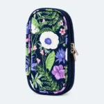 Petit sac isotherme médicaments à motif fleurs violettes sur fond bleu nuit, format compact à double zip