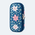 Sac isotherme médicaments à motif fleurs roses et marguerites sur fond bleu, format compact à double zip