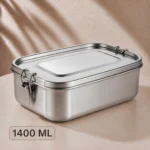 Lunch box inox 304 de 1400 ml fermée par ses clips latéraux, posée sur une table